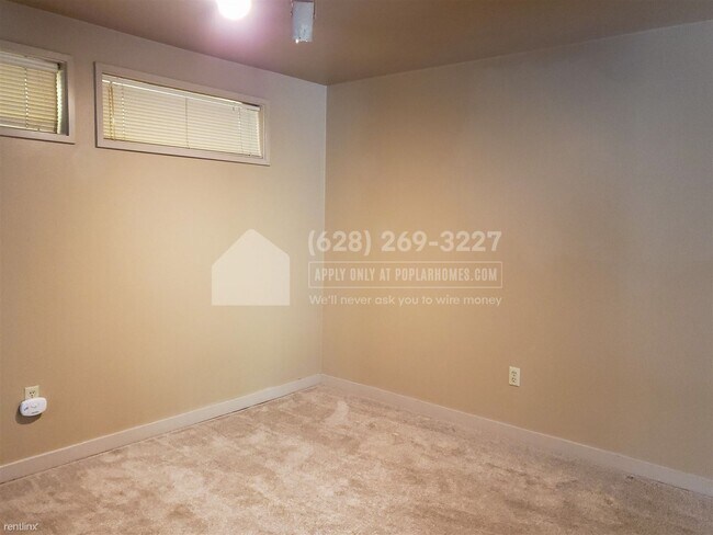 Building Photo - 2 br, 1 bath Condo - 5225 50th Avenue NE #...