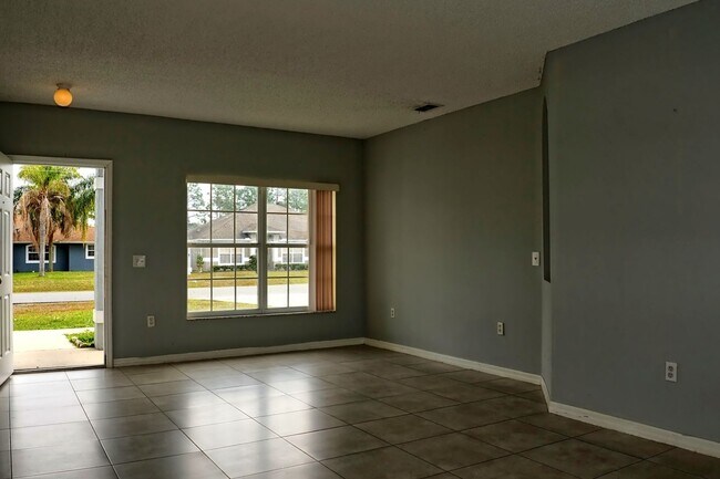 Building Photo - 752 Paris Dr