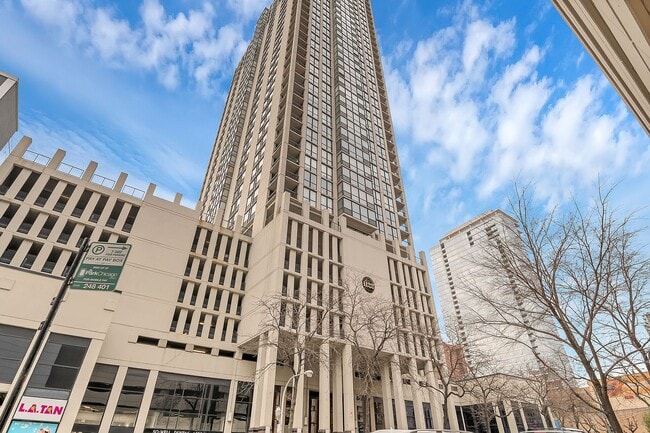 Exterior - 1122 N Clark St Apartment