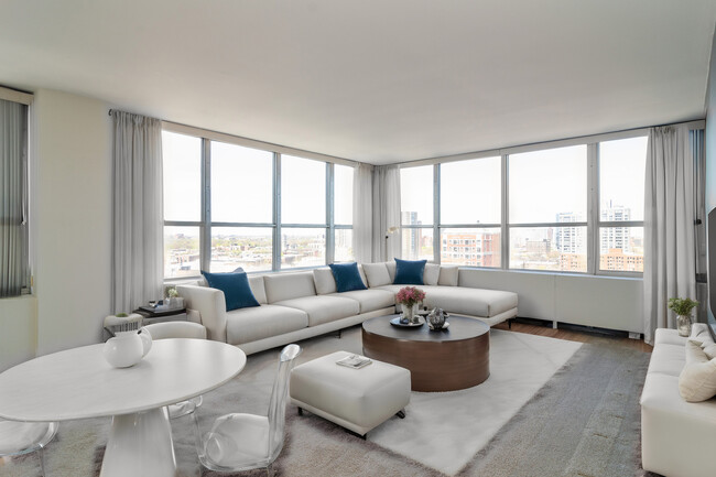 Foto del edificio - 655 W Irving Park Rd