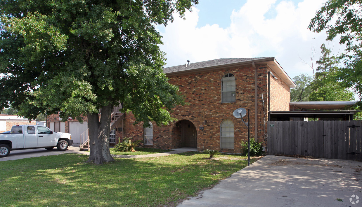 Building Photo - 901-903 E St Bernard Hwy
