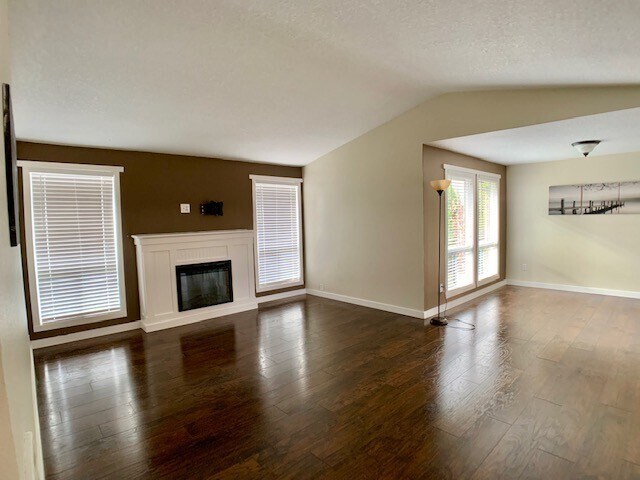Building Photo - 3 Bedroom/2 Bath Ranch Style Home In Desir...