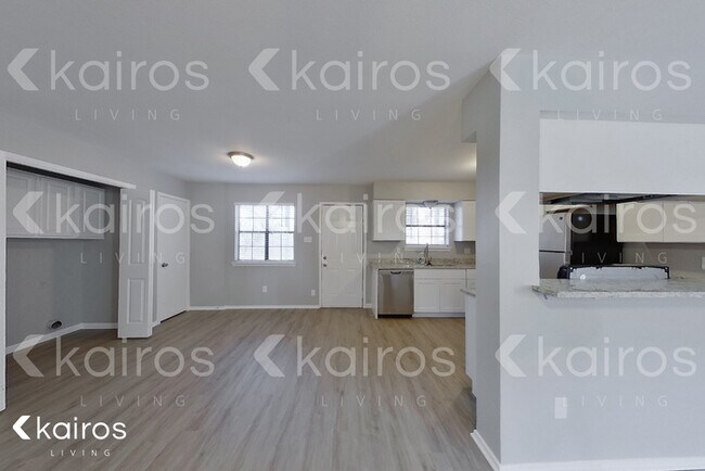 Building Photo - 826 Courtenay
