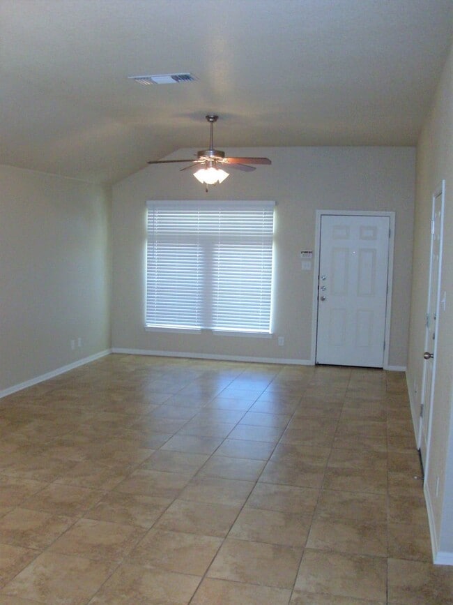 Building Photo - Adorable 2 Bed/2 Bath Duplex in Trimmier Estates!