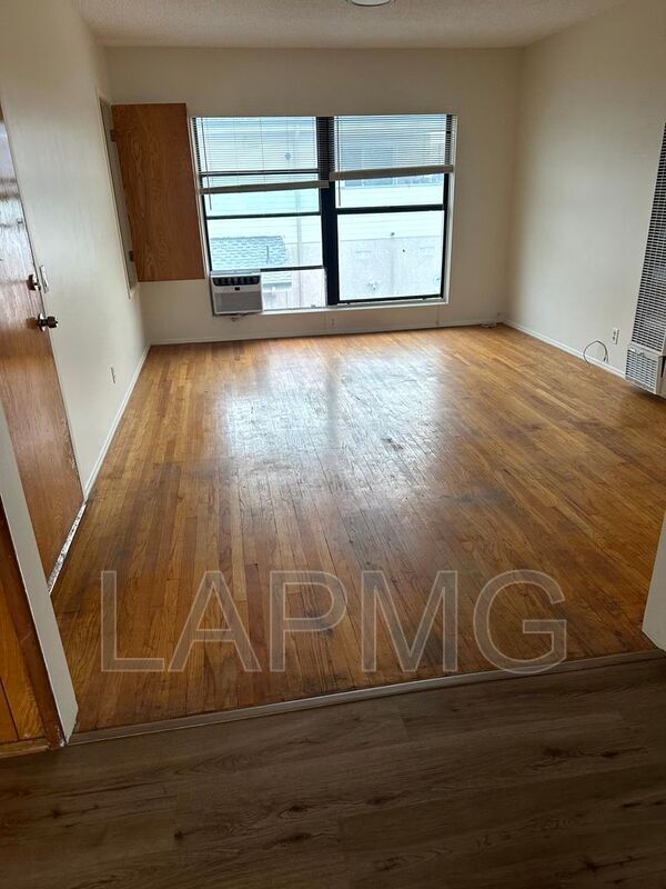 Primary Photo - 2272 White St