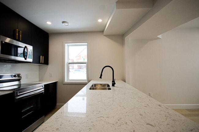 Building Photo - Gorgeous Two-Bedroom Unit In Family Neighborhood