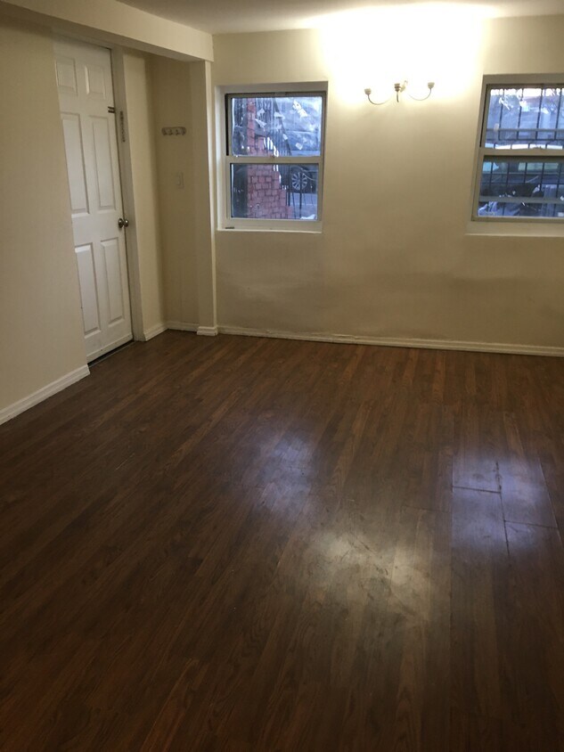 Living Room - 325 40th St