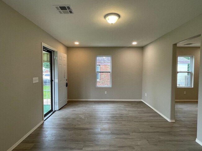 Foto del edificio - Conveniently Located 3 Bedroom 1 Bathroom ...