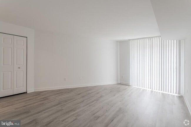 Building Photo - 601 24th St NW