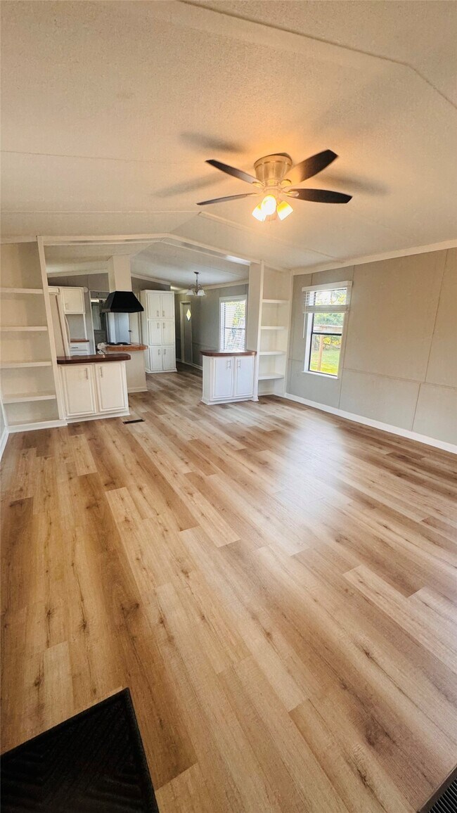 Foto del edificio - 22718 Stockdick School Rd