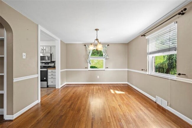 Foto del edificio - Cozy Cape Cod Charm with a Big Backyard in...
