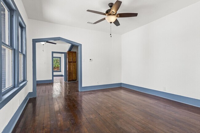 Foto del edificio - Charming Home Awaits: Spacious & Modern Li...