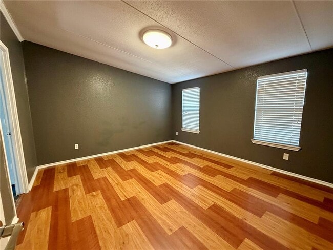 Building Photo - 107 Shady Oaks Dr