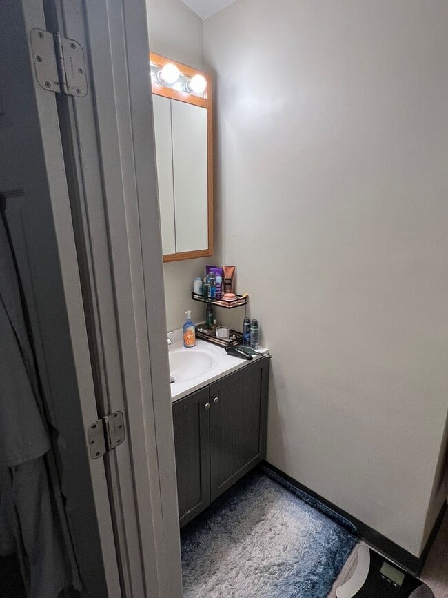 Building Photo - 105 E Hill St