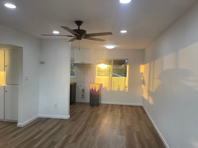 Dining area - 2290 Lewis Ave