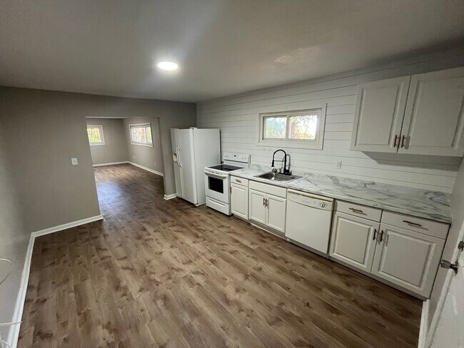 Building Photo - 2416 Harrison Pike