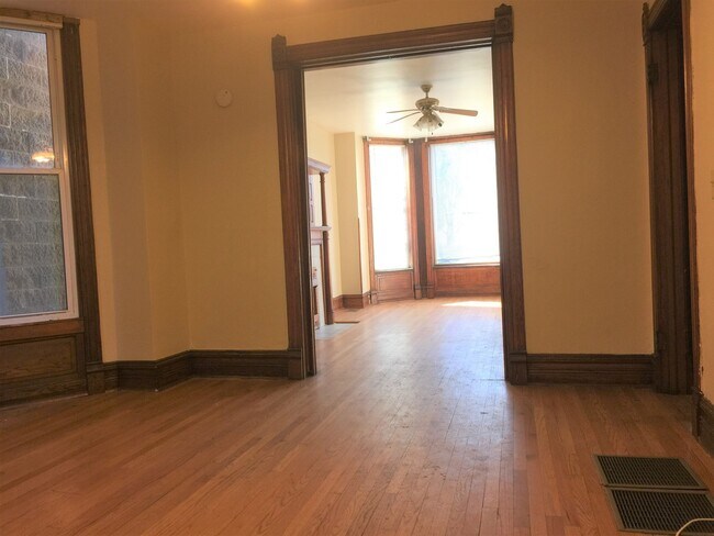Building Photo - 2337 N Bosworth Ave