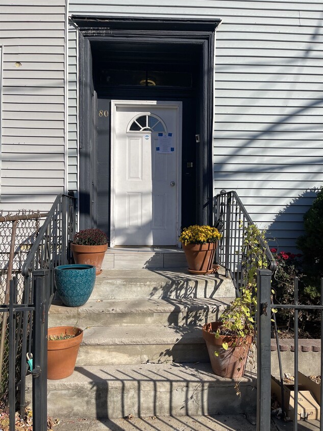 Primary Photo - 80 Maple St