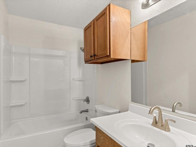 Building Photo - 901 Skyview Dr