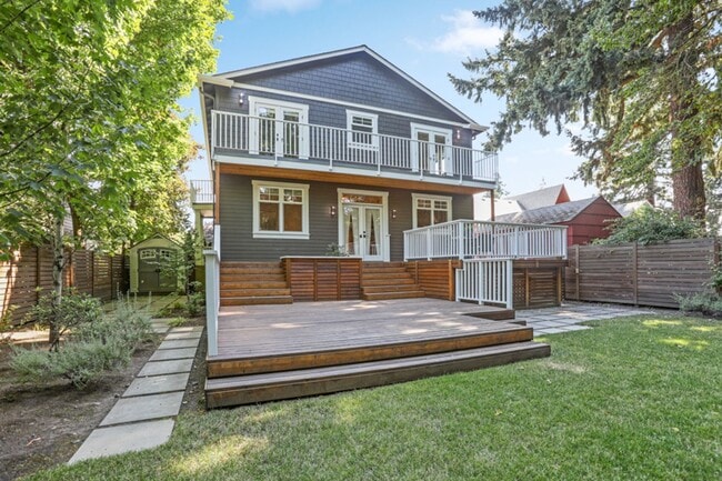 Building Photo - Gorgeous Spacious NE Portland Home