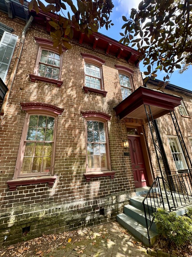 Building Photo - 3 BED | 2.5 BATH | OFF STREET PARKING | PRIVATE BACKYARD | HISTORIC DISTRICT