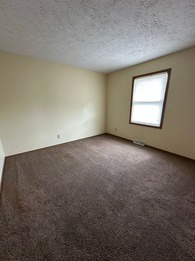Building Photo - 3895-3905 N Meadow Ridge Dr