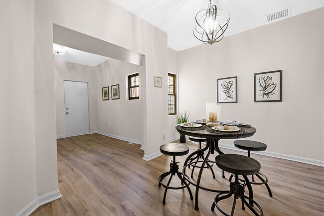 Foto del edificio - FULLY UPDATED 2 BR, 1 BA Single Family Home in Edgewood - SHARP!