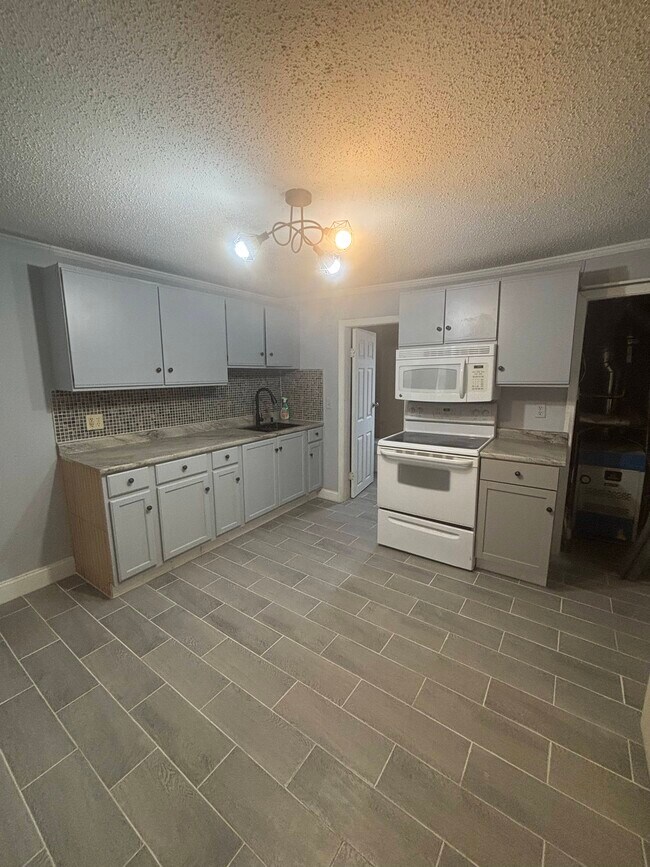 Kitchen - 620 8th Ave S