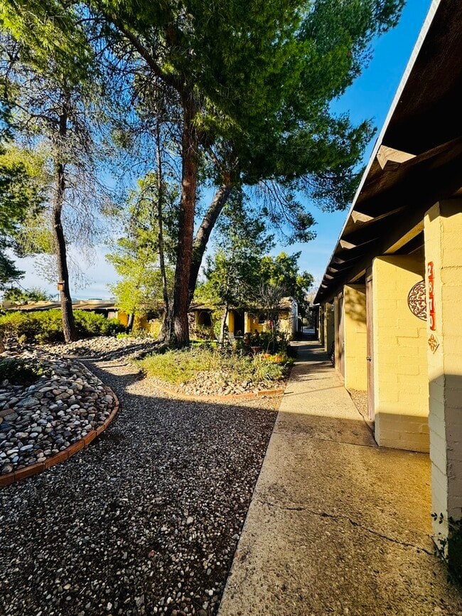 Foto del edificio - FOR RENT