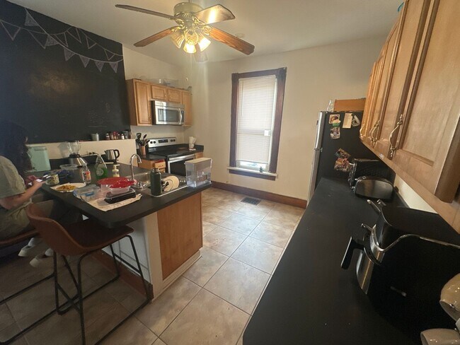 Foto del edificio - 1546 Highland St