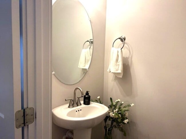 Building Photo - Nice 2 Bedroom 2.5 bath townhome with open...