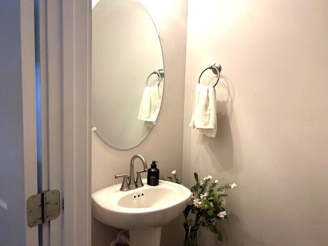 Foto del edificio - Nice 2 Bedroom 2.5 bath townhome with open...
