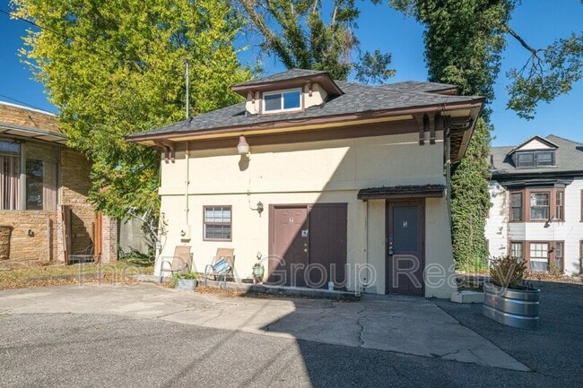 Building Photo - 734 S Sycamore St