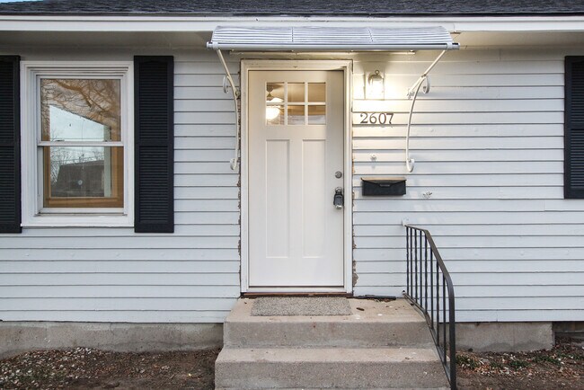 Building Photo - 2607 W 12th Street Rd