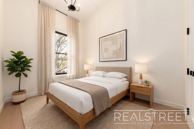 Foto del edificio - Stunning Brand New 3 Bed 2 Bath in Crown Heights Brownstone!