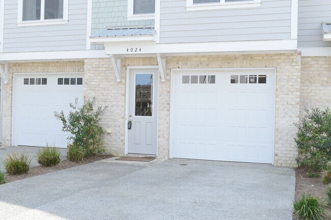 Building Photo - 4024 Tamarisk Ln