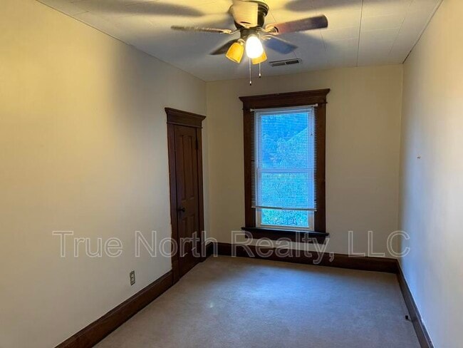 Foto del edificio - 112 1/2 West Tompkins