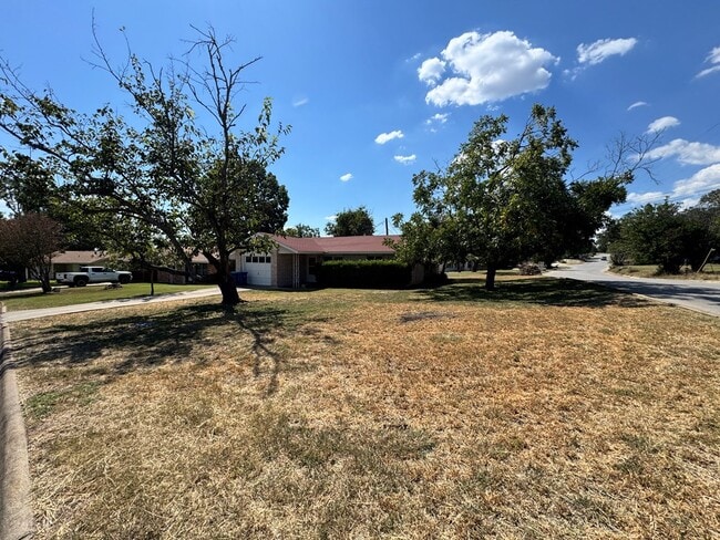 Building Photo - 719 Lake Dr