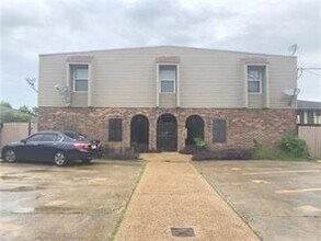 Building Photo - 213 Rosebud St