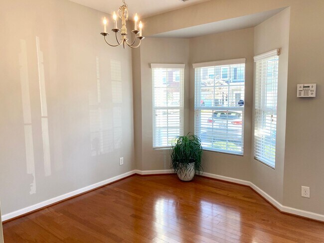 Building Photo - Adorable 2 Bedroom Townhome in Amazing Dur...