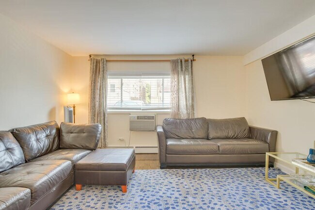 Building Photo - 8845 Lamon Ave