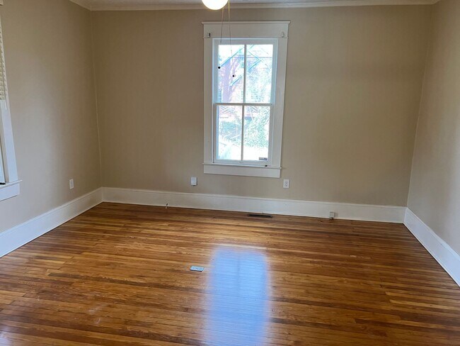 Foto del edificio - Downtown Statesville - 4 BR / 2 BA