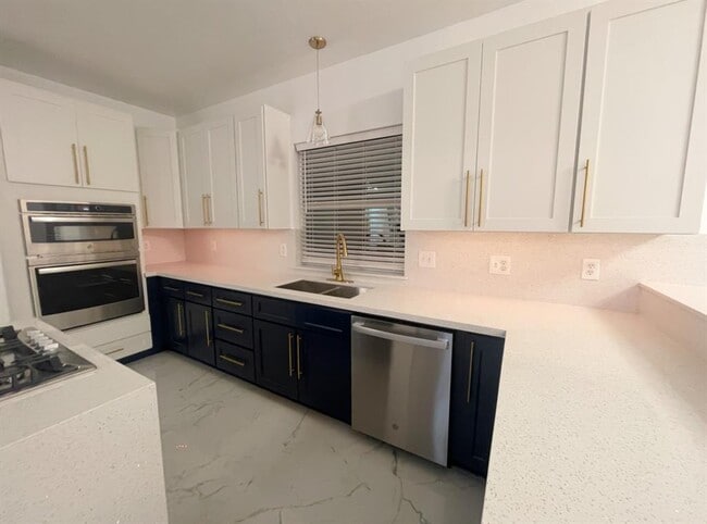 Building Photo - 556 Cedar Fork Dr