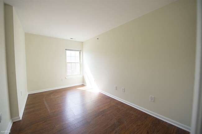 Building Photo - 3 br, 1 bath Condo - 1260 Sugarwood Circle...