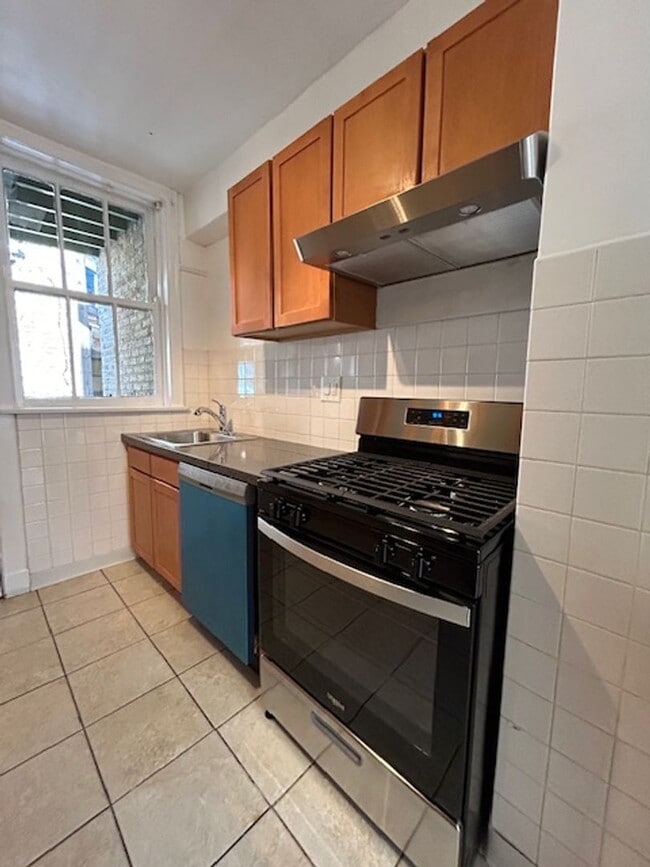 Foto del edificio - Bright and Sunny Unit ~ One Bed/One bath ~ Heat Included ~ Pets Welcome
