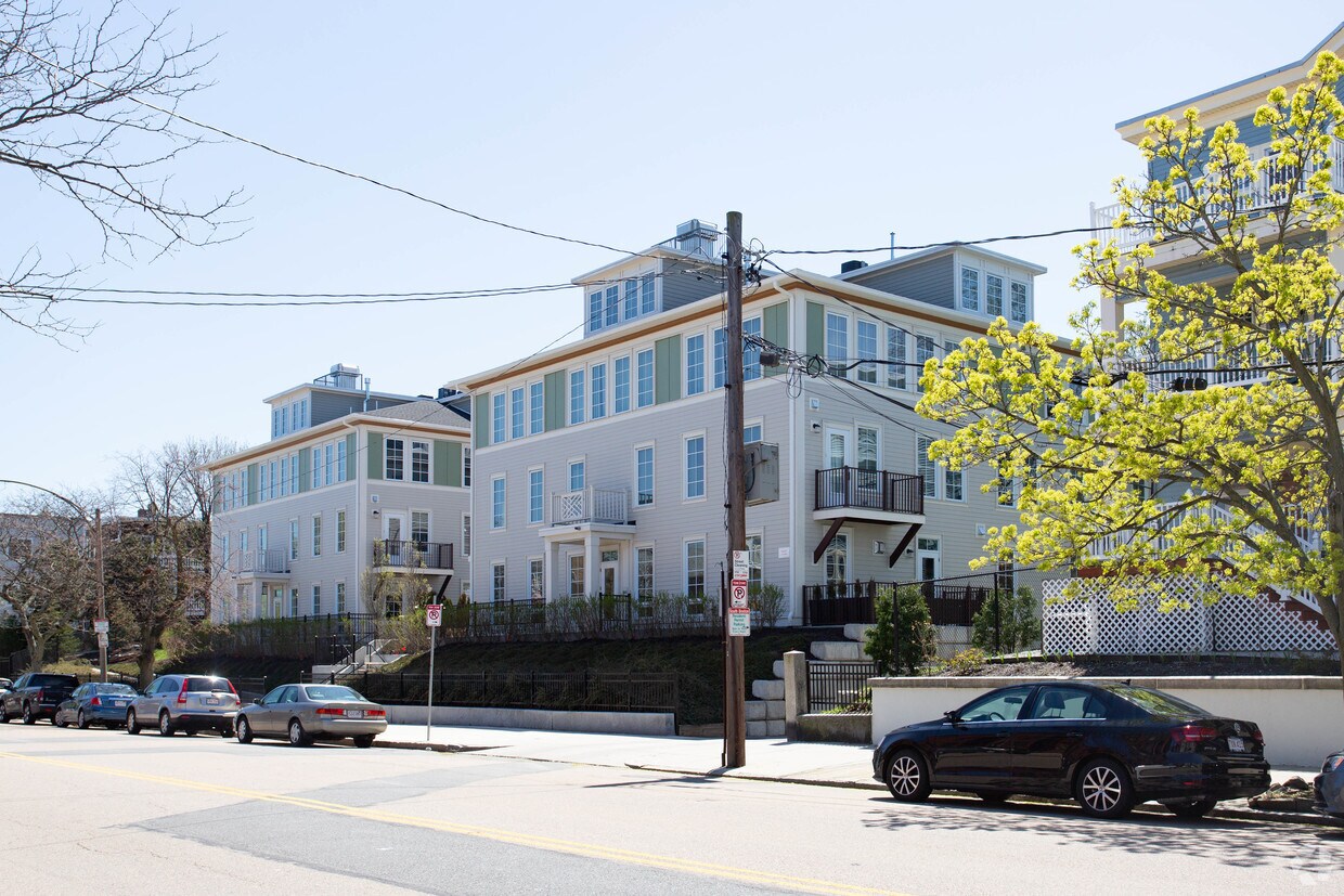 Primary Photo - 945 E Broadway