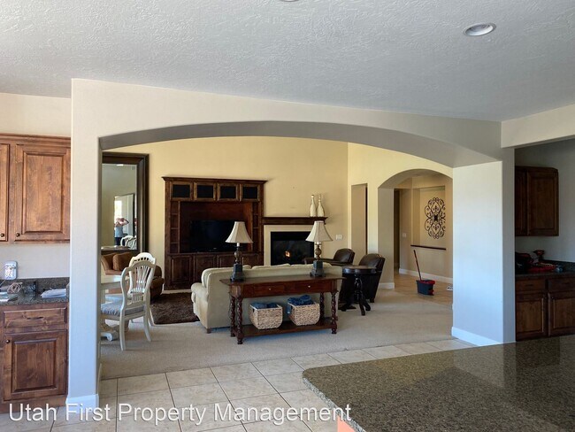 Foto del edificio - 5 br, 3.5 bath House - 1456 N Liberty Gree...
