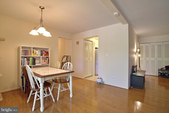 Building Photo - 4416 Island Pl