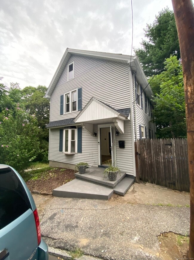 Building Photo - 157 N Oak Ave