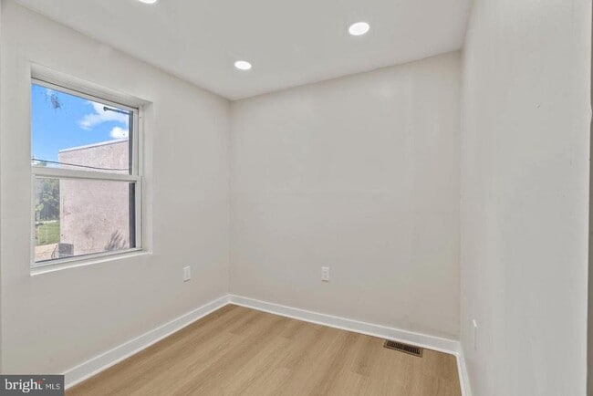 Foto del edificio - 2321 W Firth St